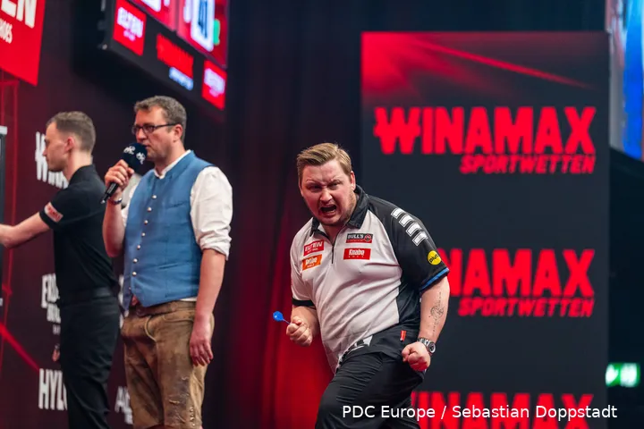 Martin Schindler kämpft sich beim German Darts Grand Prix mit einem 6:4-Arbeitssieg gegen Brendan Dolan in die nächste Runde