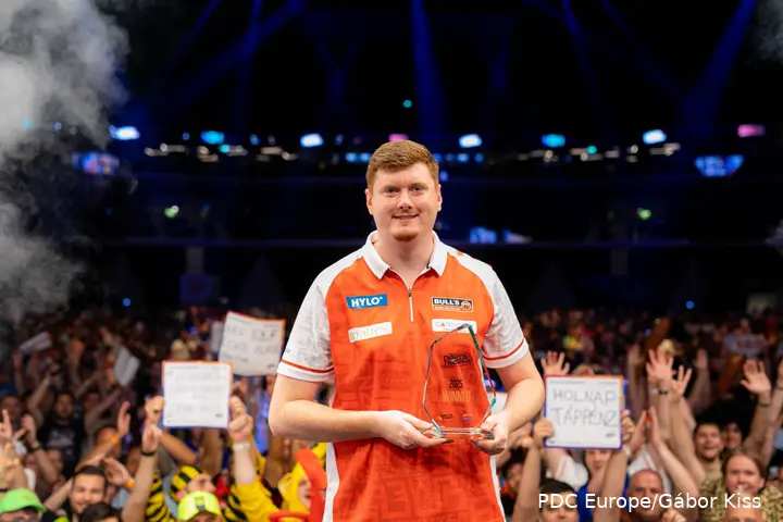 Niko Springer posiert mit der Trophäe