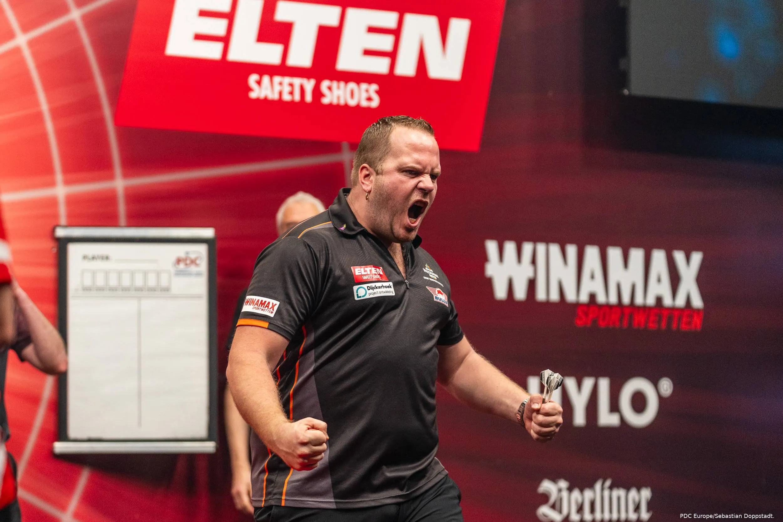 PDC_ET14_SU606_SEMI2_van_Duijvenbode-Ratajski_Special_Celebration-7