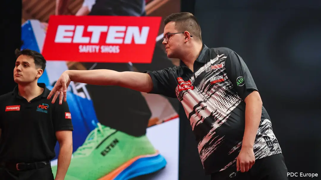 Gian van Veen throws dart.