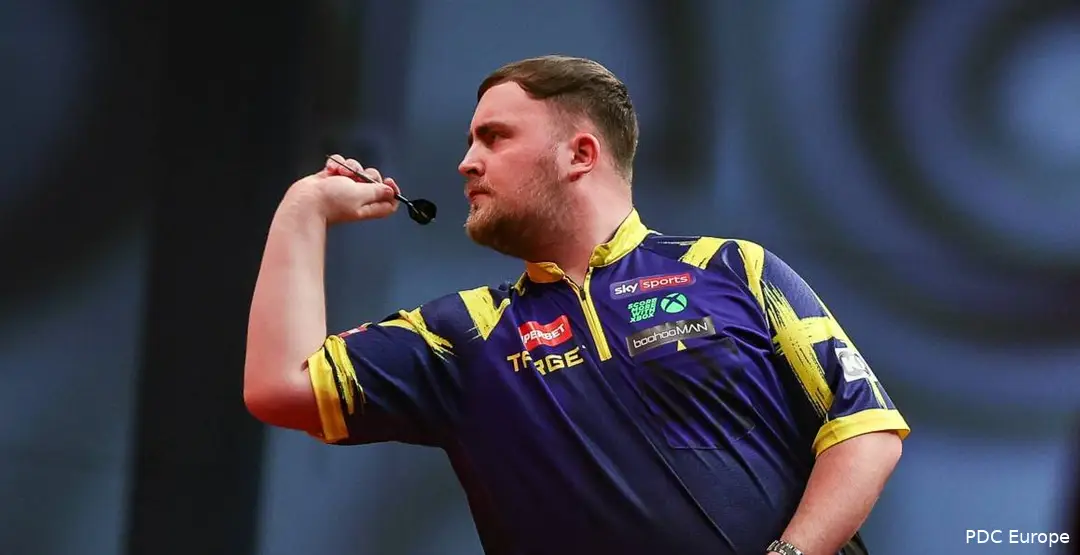 Luke Littler throws a dart