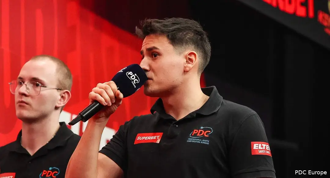 Franz Engerer stand bei der Premiere der Winamax Franken Darts Gala in der ausverkauften brose Arena in Bamberg als Caller auf der Bühne