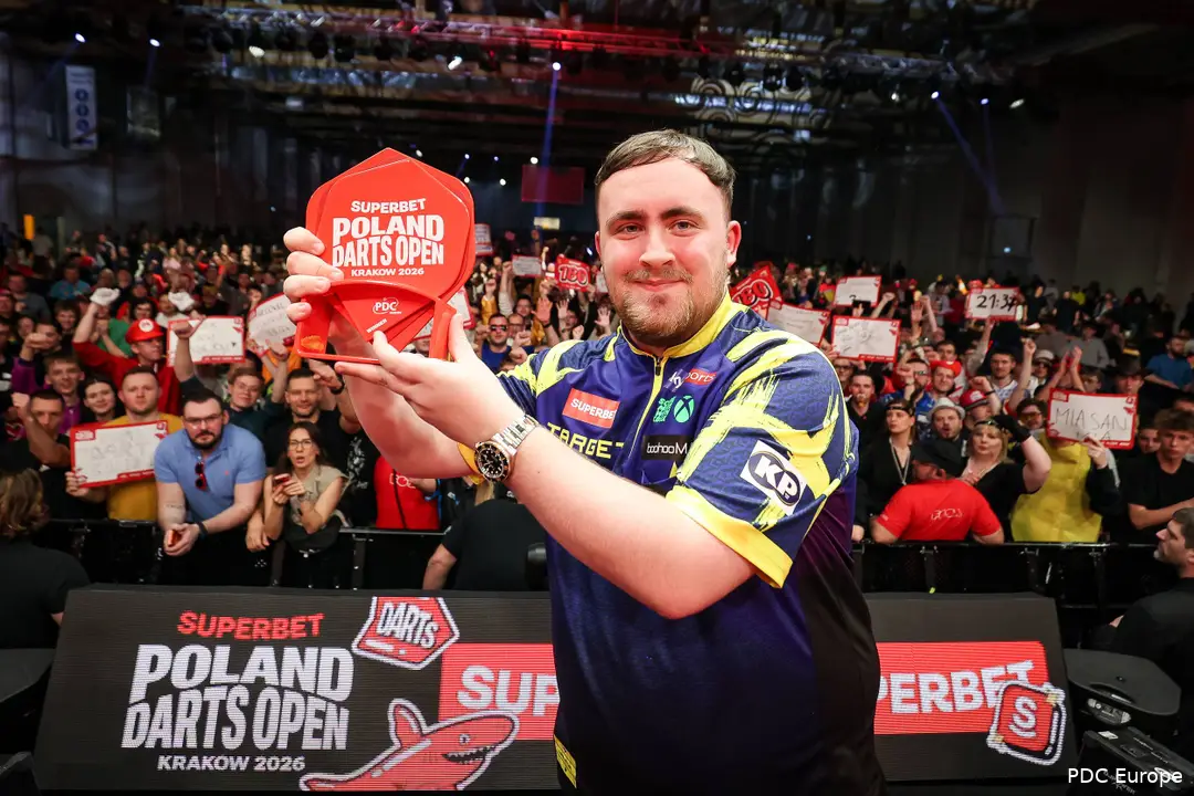Luke Littler posiert stolz mit der Trophäe der Poland Darts Open