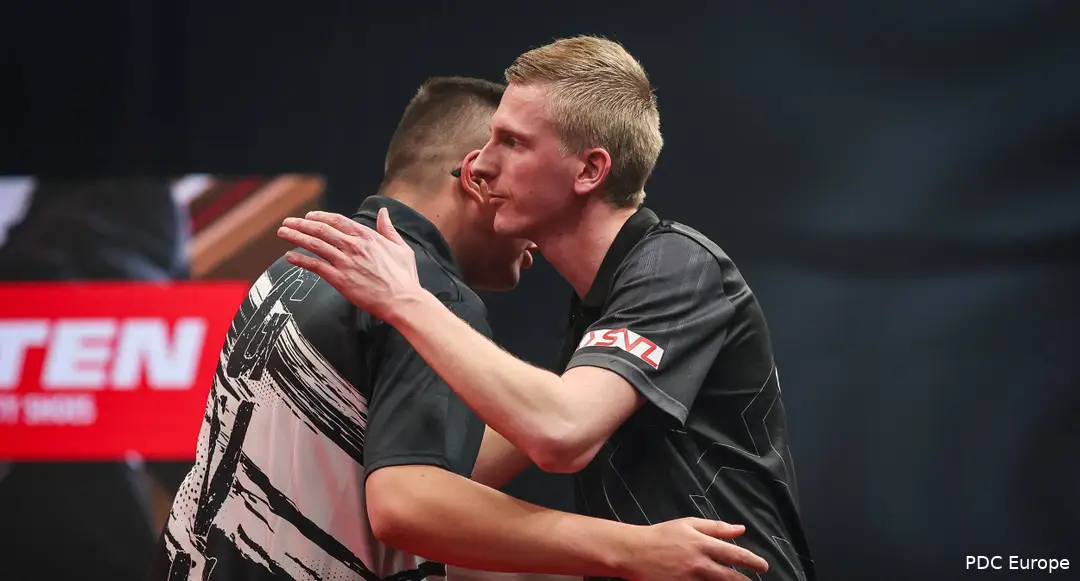 Wessel Nijman und Gian van Veen umarmen sich auf der Bühne.