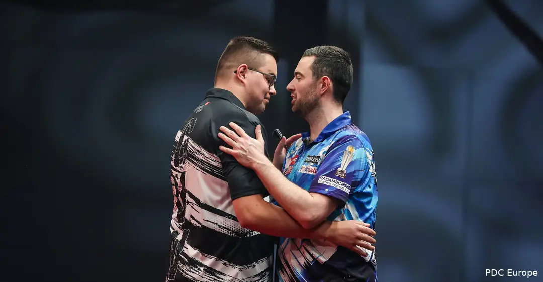 Gian van Veen &amp;amp;amp; Luke Humphries umarmen sich.