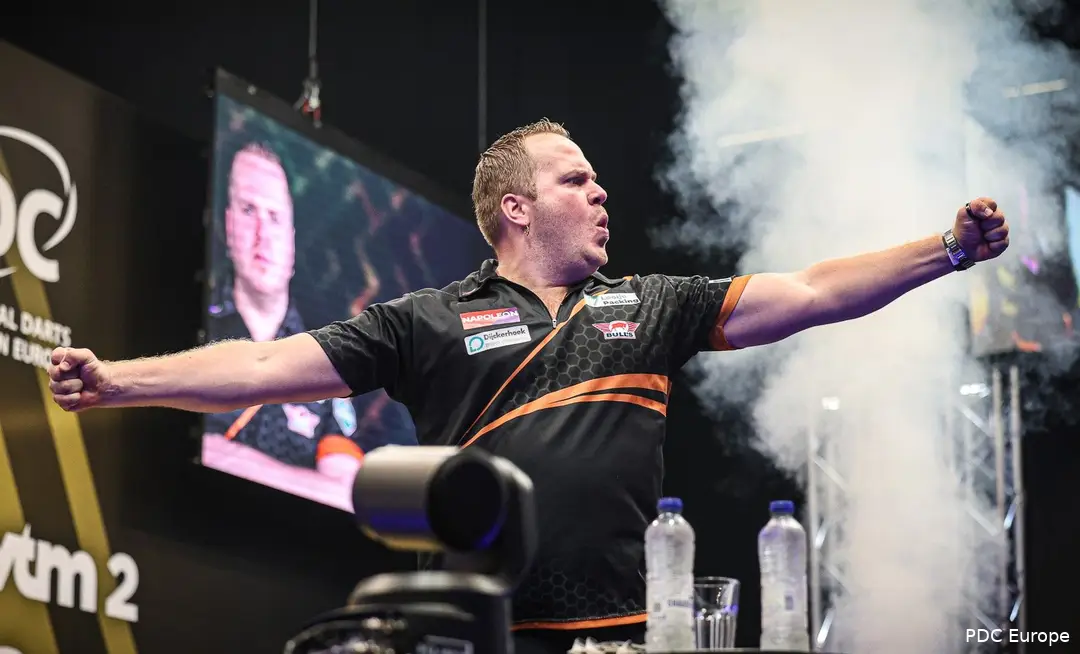 Dirk van Duijvenbode op het podium van de Flanders Darts Trophy
