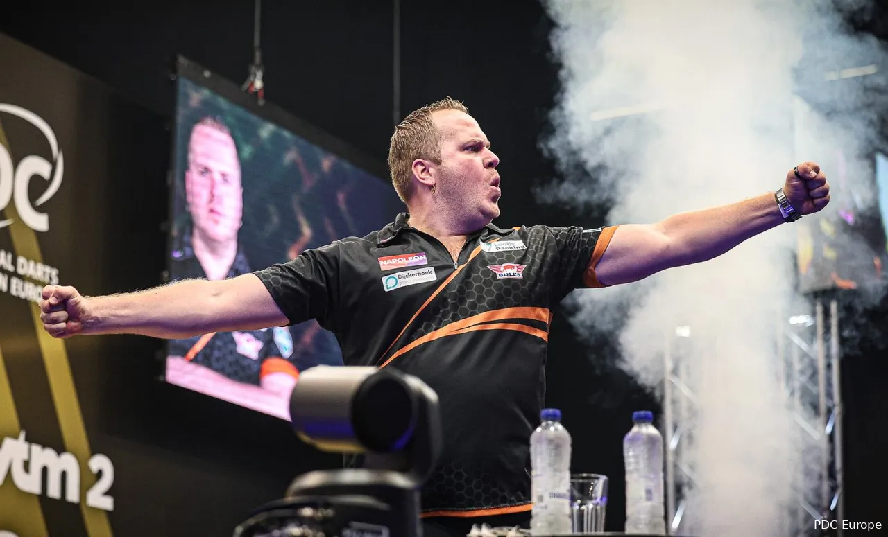 Dirk van Duijvenbode on the podium of the Flanders Darts Trophy