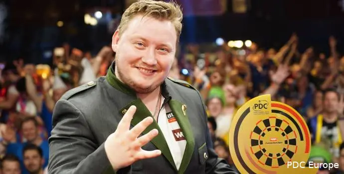 Martin Schindler in seinem grünen Janker nach dem Sieg bei den Austrian Darts Open 2025