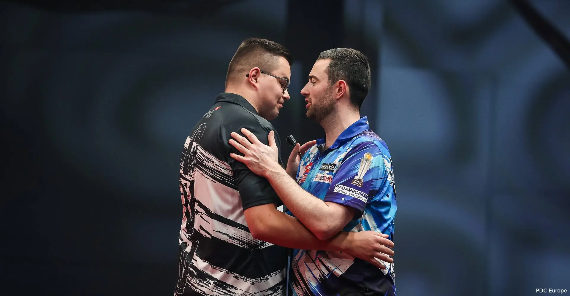Gian van Veen &amp;amp;amp; Luke Humphries umarmen sich.