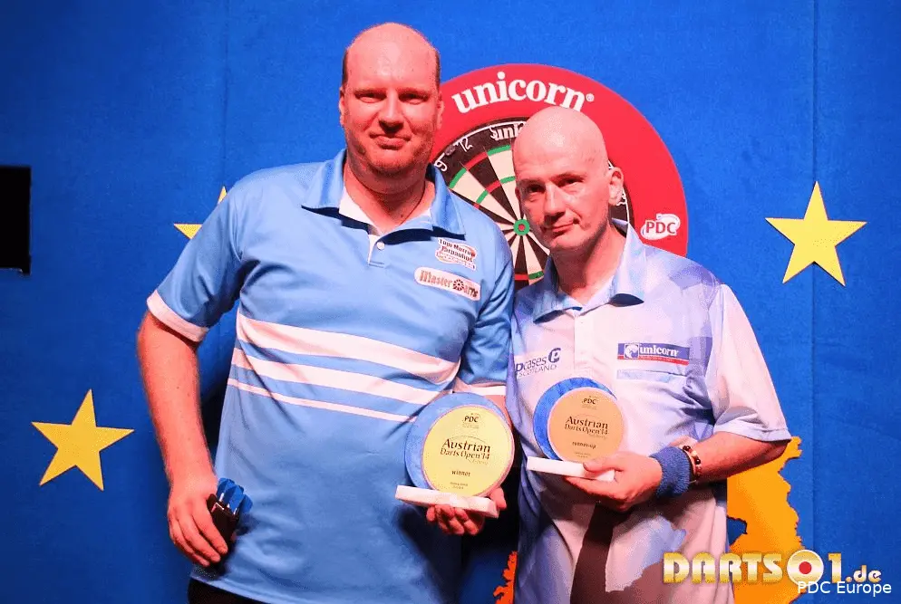 Vincent van der Voort poseert met zijn gewonnen bokaal op de Austrian Darts Open