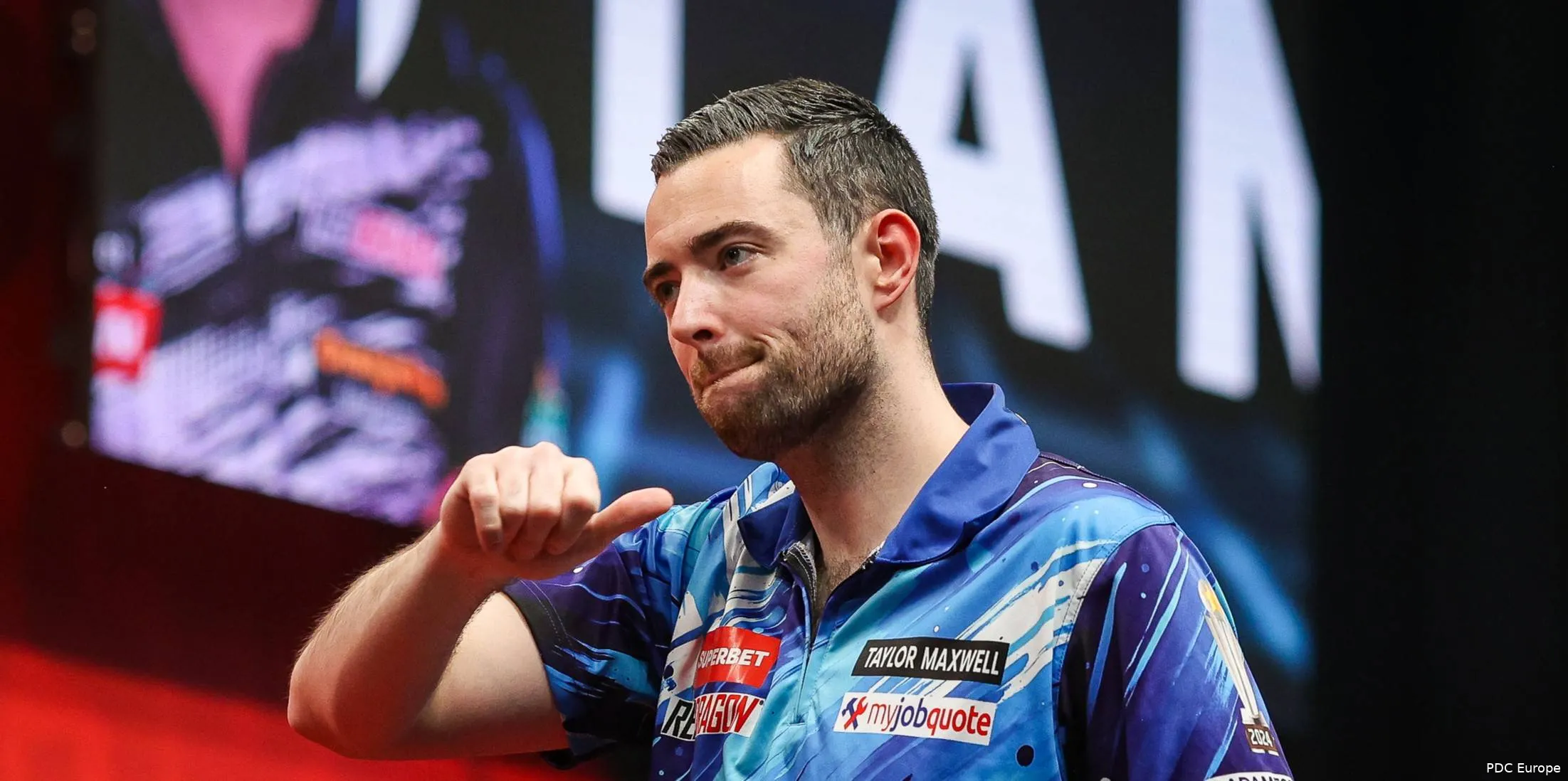 Luke Humphries gives a sarcastic thumbs-up.