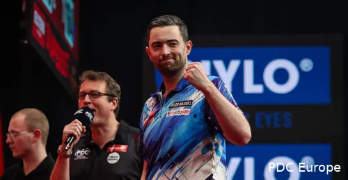 Luke Humphries pumps his fist