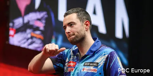 Luke Humphries gives a sarcastic thumbs-up.