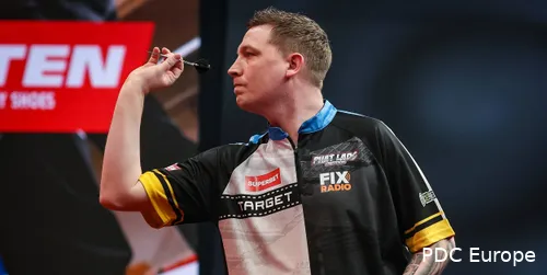 Chris Dobey in actie op het podium