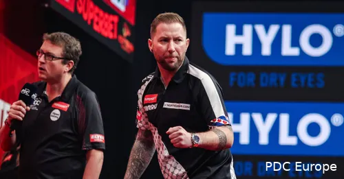 Danny Noppert balt zijn vuist richting zijn aanhang.