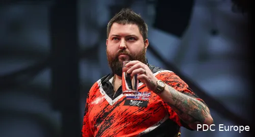 Michael Smith houdt een glas water vast