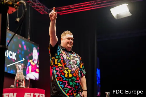 Ricky Evans groet het publiek