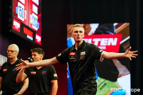 Wessel Nijman juicht met zijn arme wijdt.