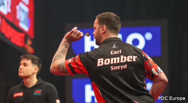 Carl Sneyd at the oche