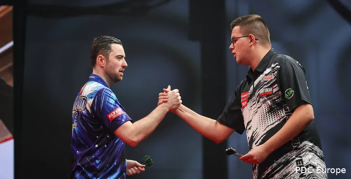 Luke Humphries &amp; Gian van Veen shaking hands on stage