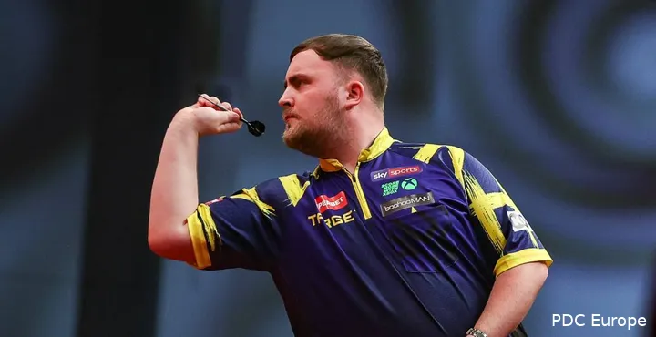 Luke Littler throws a dart