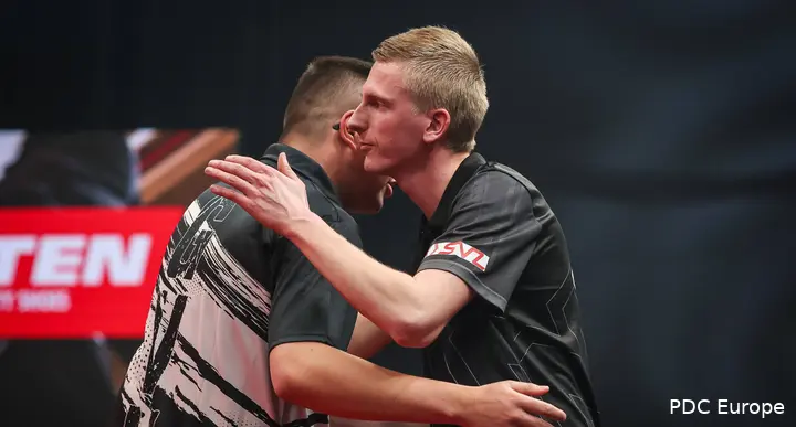Wessel Nijman and Gian van Veen embrace on stage.