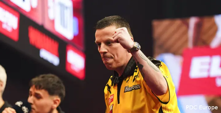 Dave Chisnall clenches fist.
