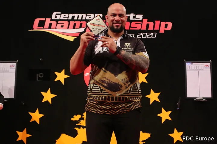 Devon Petersen mit der Trophäe der German Darts Championship 2020 – wenig später folgte der sportliche Absturz in der Weltrangliste bis hin zum Verlust seiner Tour Card