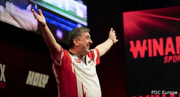 Mensur Suljovic feiert seinen Auftaktsieg bei den Austrian Darts Open 2026 emotional mit den Fans – und übt anschließend deutliche Kritik an der PDC und dem aktuellen Turnierkalender