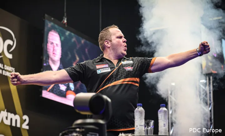 Dirk van Duijvenbode op het podium van de Flanders Darts Trophy