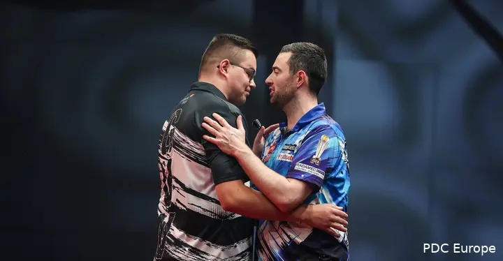 Gian van Veen &amp; Luke Humphries omhelzen elkaar.