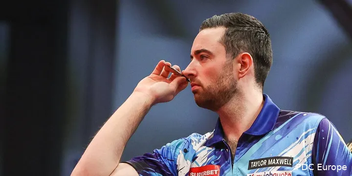 Luke Humphries gooit een dartpijl