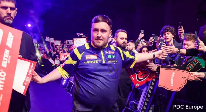 Luke Littler begroet het publiek