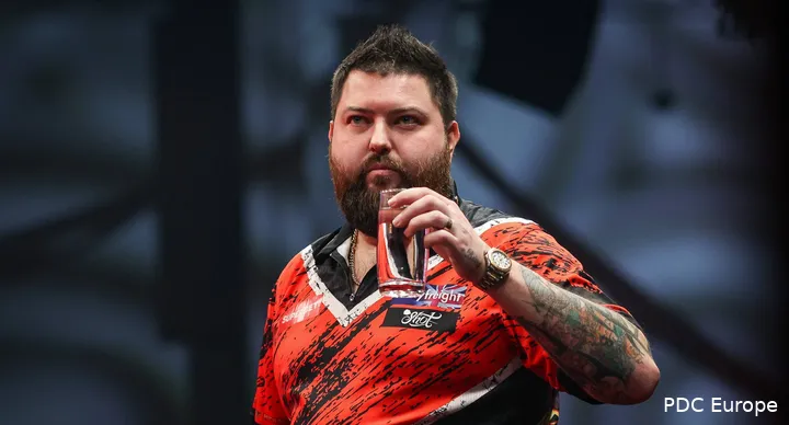 Michael Smith houdt een glas water vast