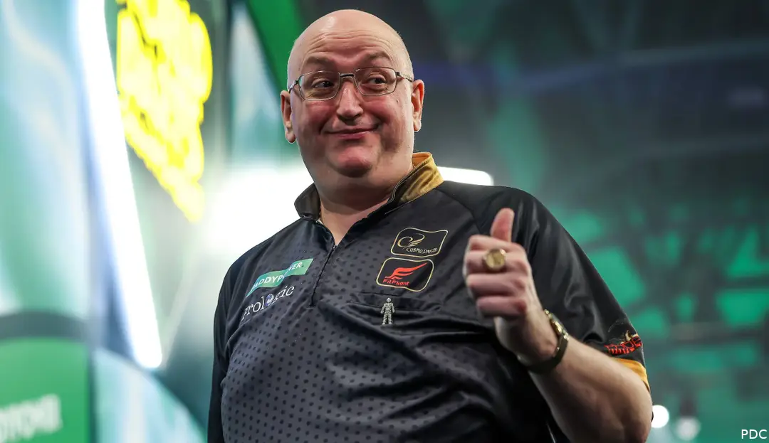 Andrew Gilding gives a thumbs-up.