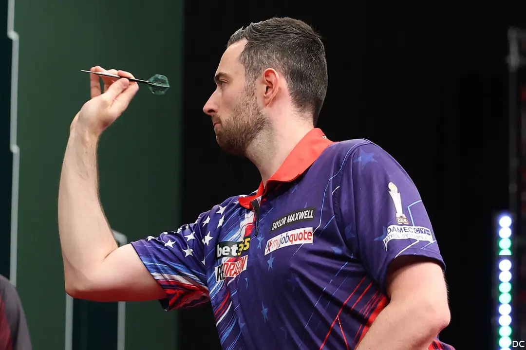 Luke Humphries throws dart.