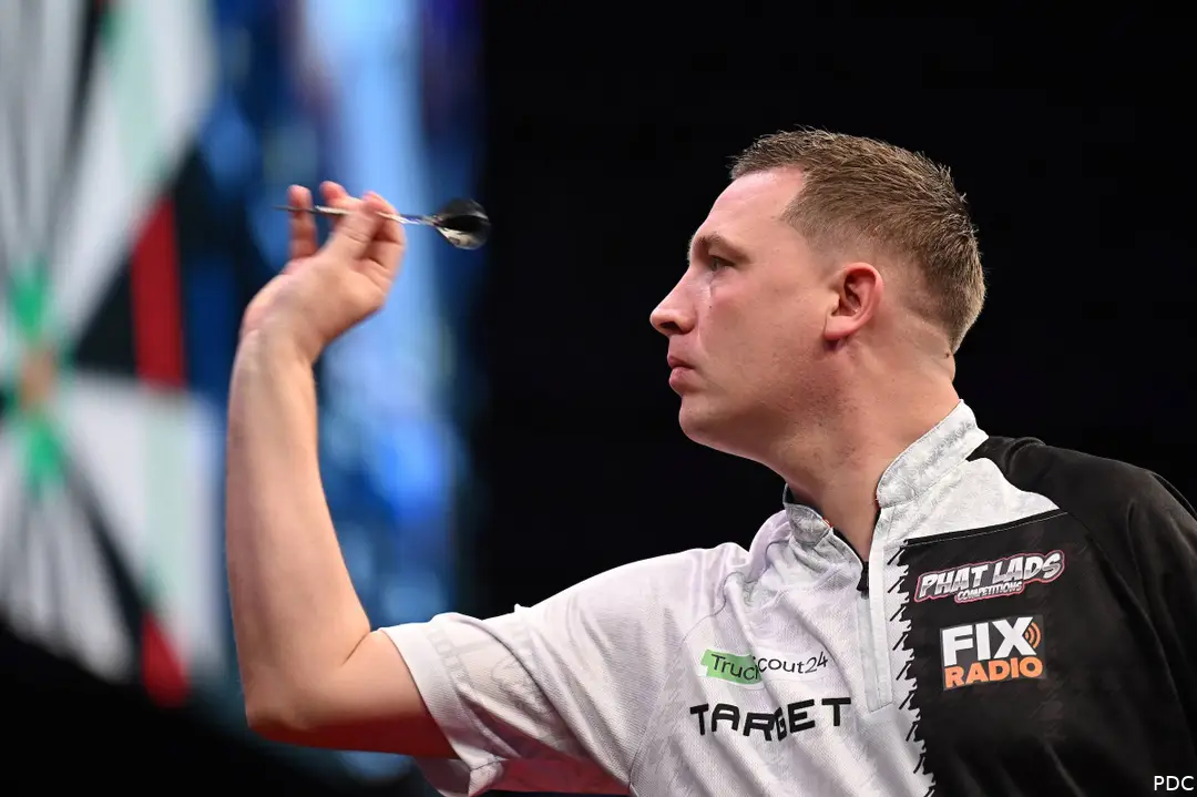 Chris Dobey throwing the dart