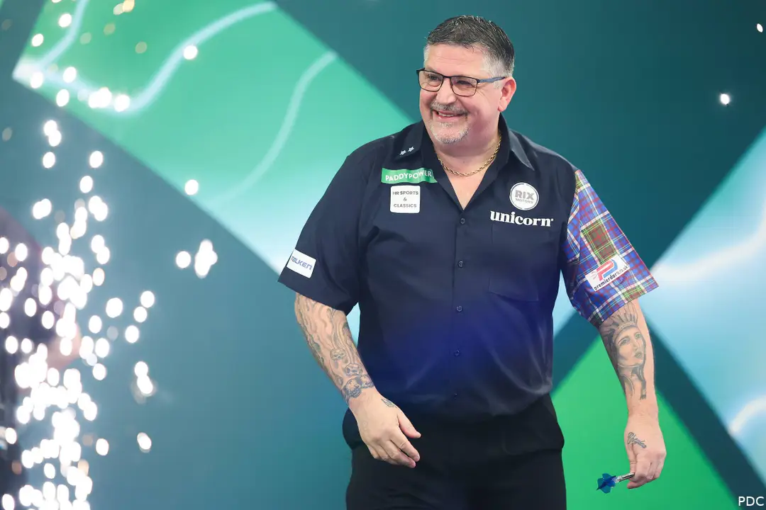 Gary Anderson verlässt lachend die Bühne