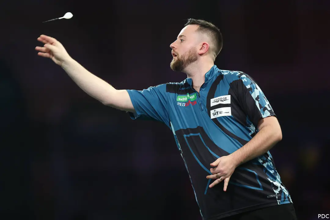 Connor Scutt wirft seinen Dartpfeil