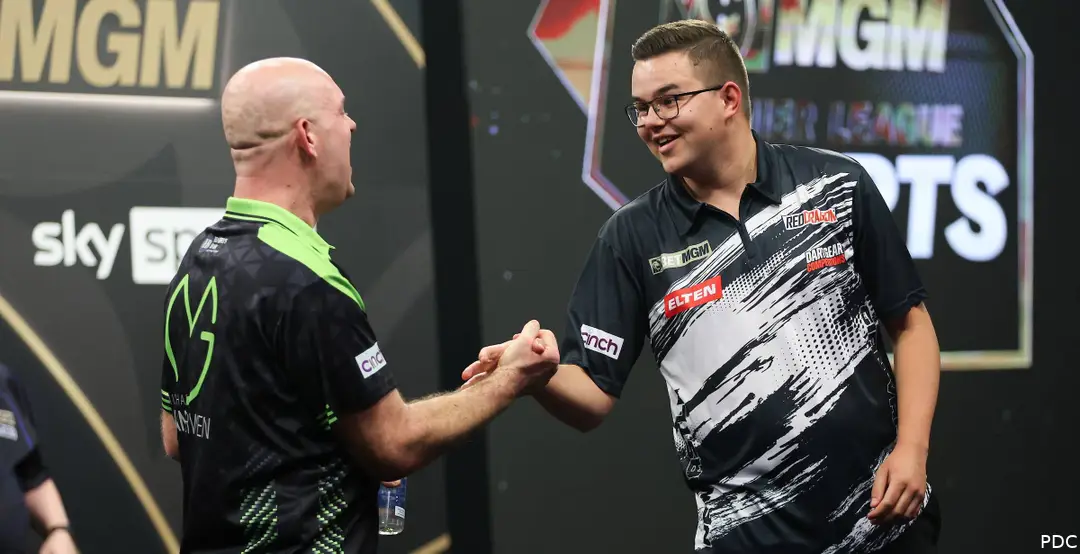 Michael van Gerwen &amp;amp;amp; Gian van Veen schütteln sich auf der Bühne die Hand