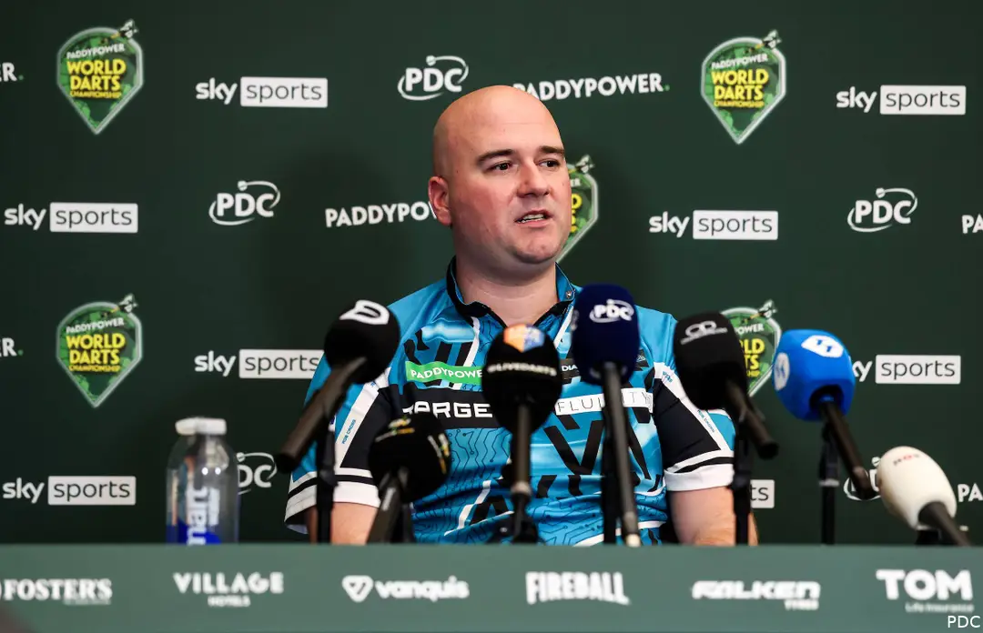 Rob Cross auf einer Pressekonferenz bei der vergangenen Darts-WM