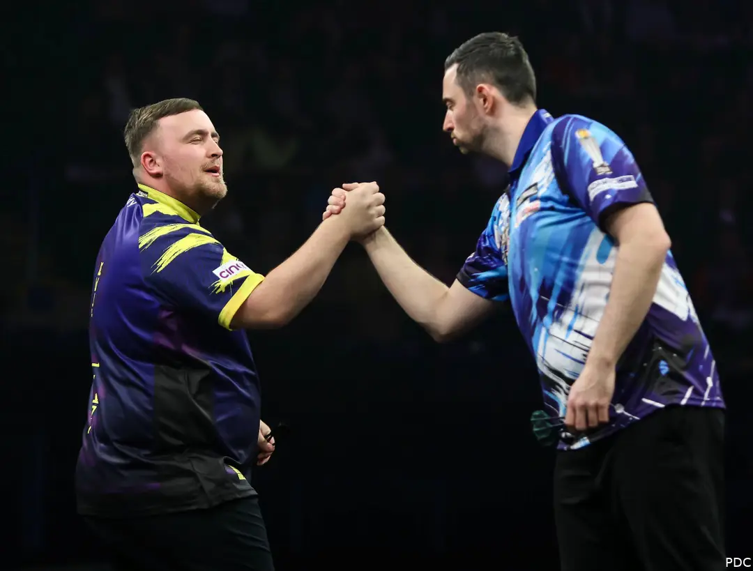 Luke Littler und Luke Humphries schütteln sich die Hand.
