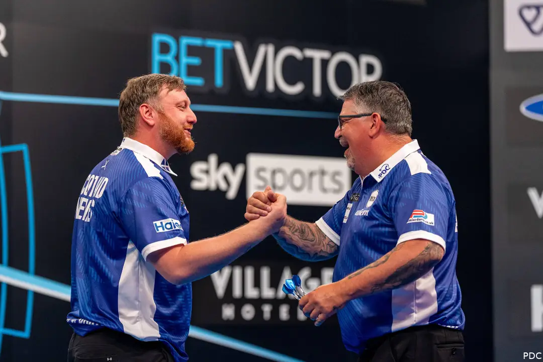 &amp;amp;nbsp;Cameron Menzies und Gary Anderson geben sich die Hand