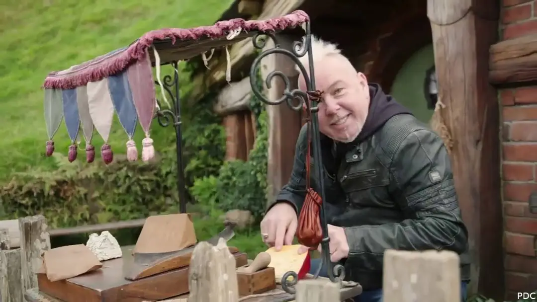 Peter Wright posiert bei einem der Hobbiton-Häuschen.