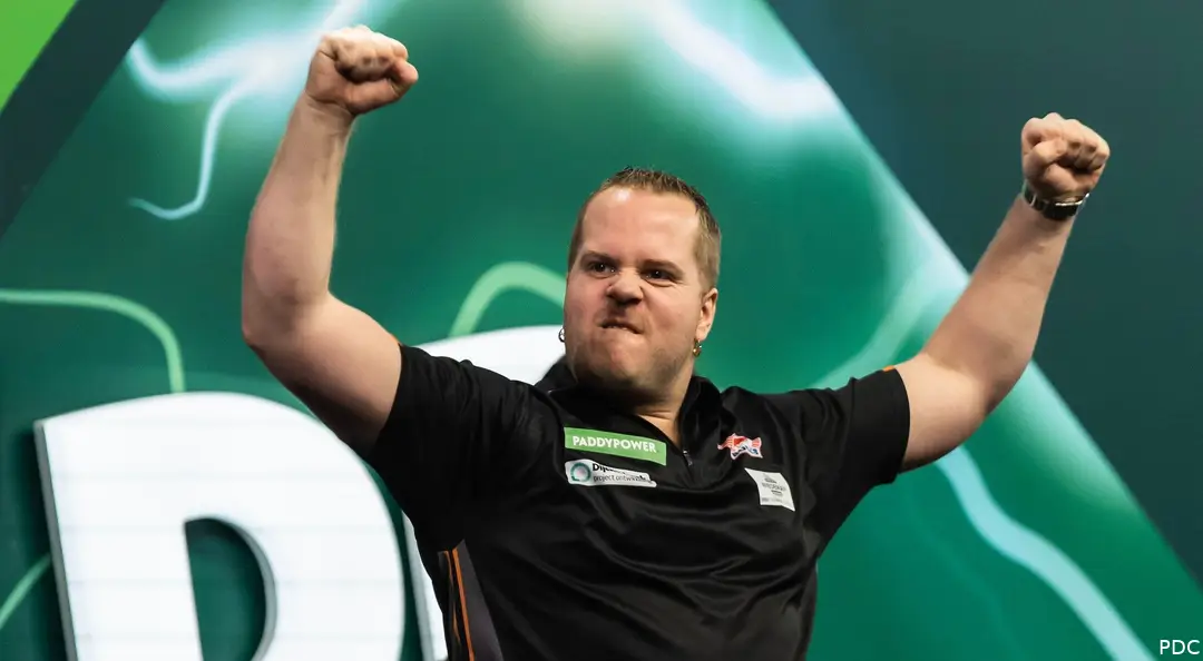 Michael van Gerwen neemt het in zijn openingswedstrijd op tegen Dirk van Duijvenbode