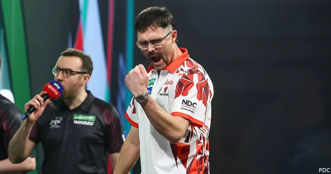 Damon Heta in actie op het podium van Alexandra Palace