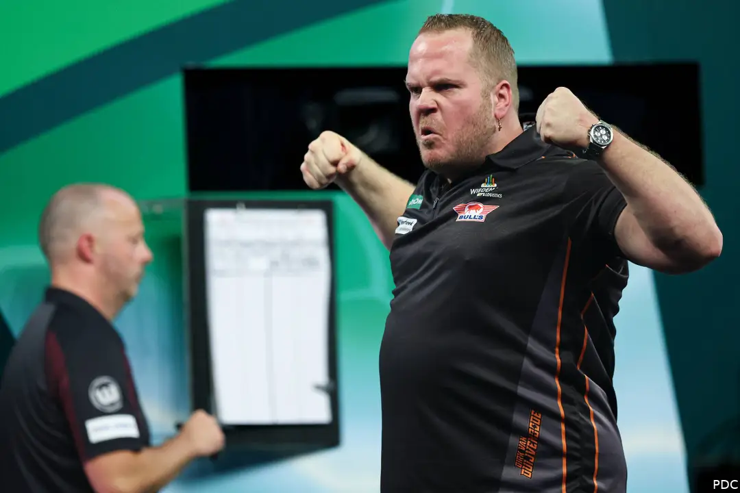 Dirk van Duijvenbode juicht op het podium in Alexandra Palace