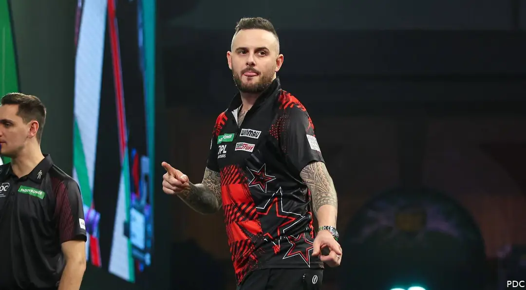 Joe Cullen viert het winnen van een leg