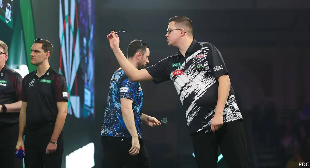 Gian van Veen &amp; Luke Humphries in actie op het WK-podium