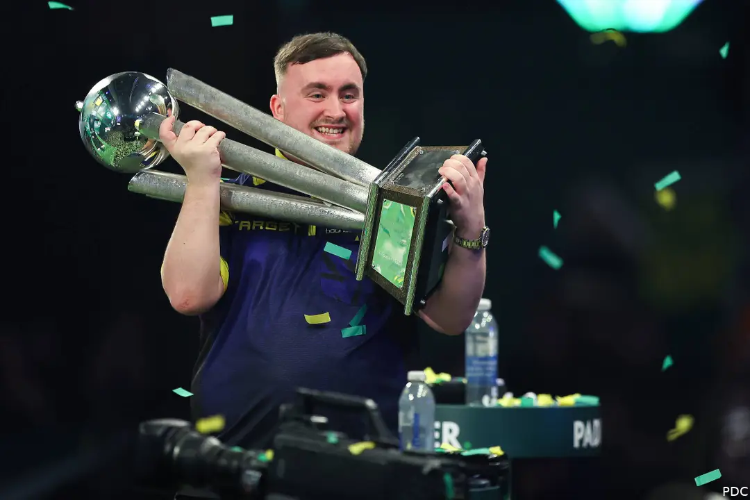 Luke Littler met de WK-trofee